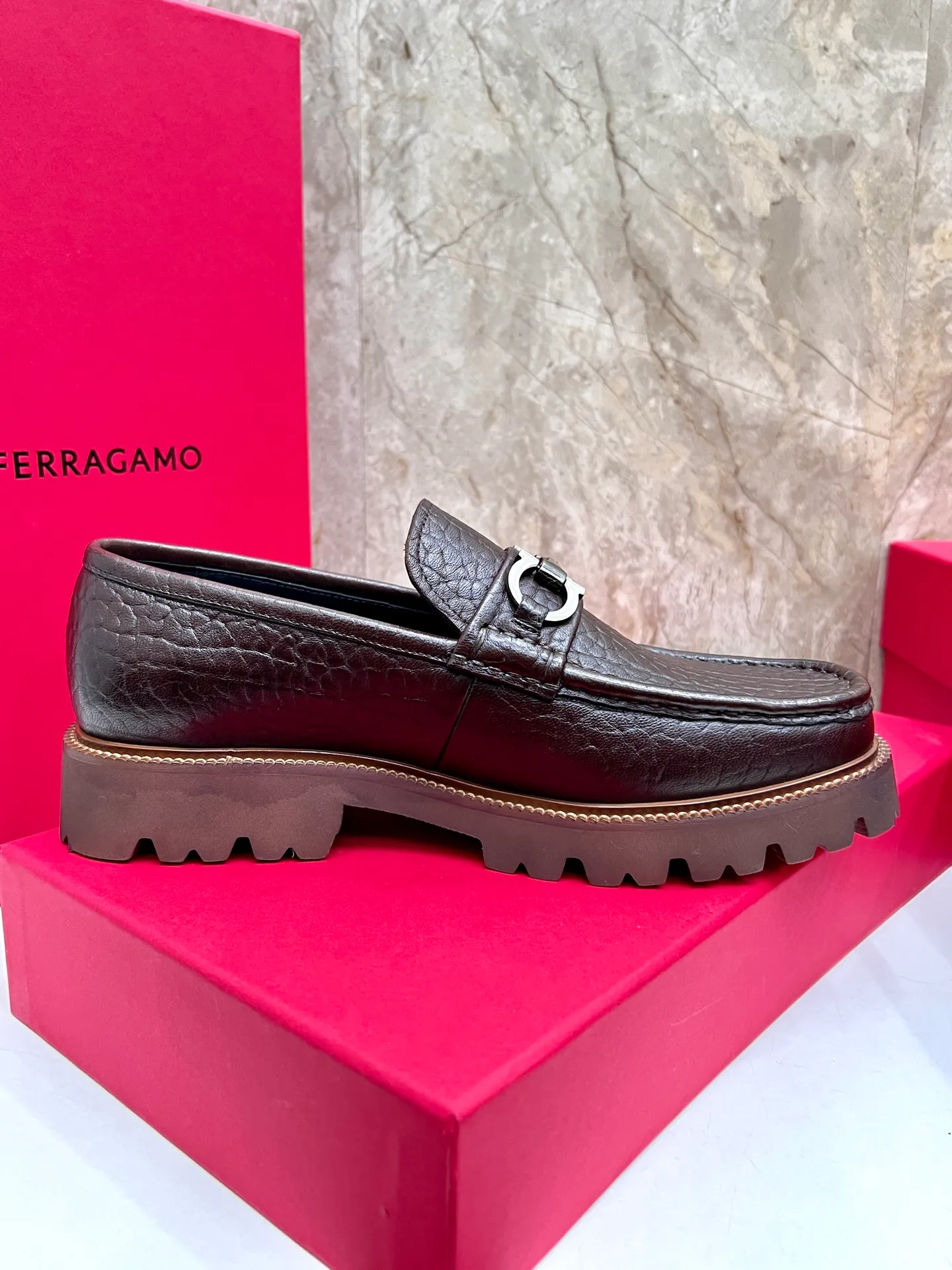 Original quality P580 Brand: Ferragamo Standard size: Men's size 38/44 (45.46 can be customized) Grade: Same style as the official website High-quality men's shoes Material: Customized first-layer calfskin with water-dyed cowhide lining Cowhide tiptoe Original non-slip and wear-resistant rubber outsole Style category: Men's formal business leather shoes are young and fashionable European and American trends British style Casual matching and comfortable feet Color: actual picture
